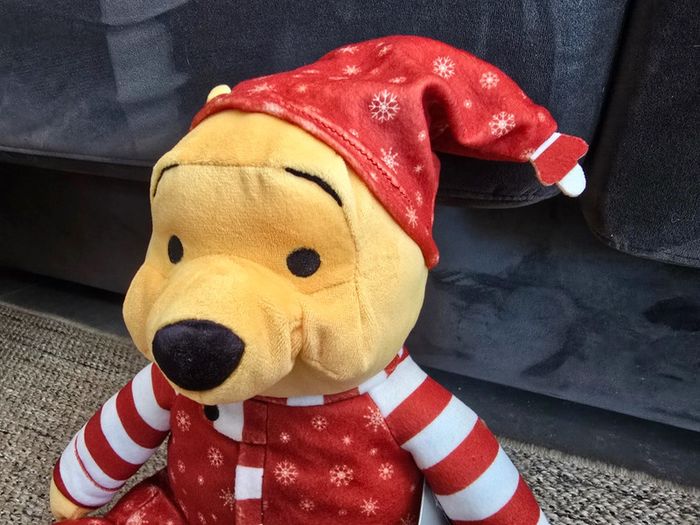Disney Store Peluche moyenne Winnie l'Ourson Noël Holiday Cheer 2021 - photo numéro 7