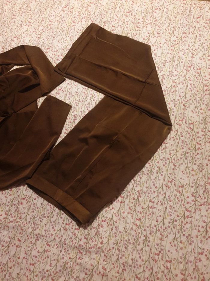 Ensemble blazer court et pantalon satiné