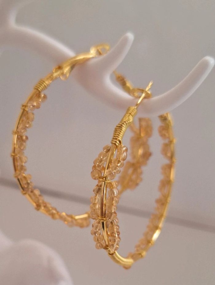 Boucles d'oreilles créoles dorées & perles scintillantes – artisanale - photo numéro 2