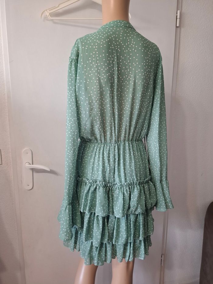 Robe taille 38 en tres bon étaRobe taille 38 en tres bon état
Longueur 90 cm
Largeur aisselle à aisselle 49 cm
Élastique au niveau de la taille
Avec doublure sauf les manches - photo numéro 6