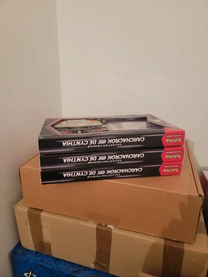 3 x coffrets Pokemon Collection Premium Carchacrock de Cynthia - photo numéro 4