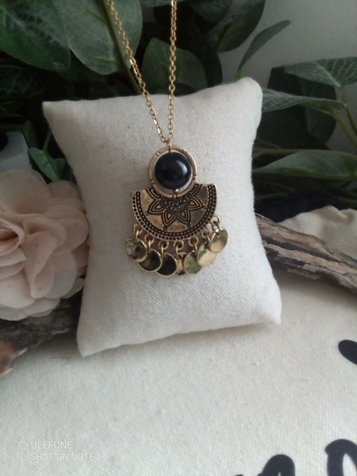 Collier fleur orientale et pierre d'obsidienne naturelle