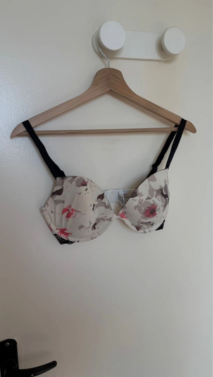 Soutien gorge crème avec motif fleur Calvin Klein taille 90D en très bon état
