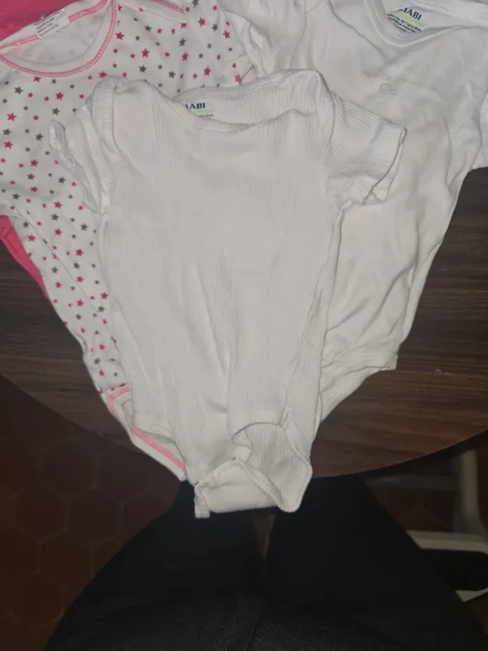 Lot de 5 bodys manche courte 6 mois - photo numéro 2