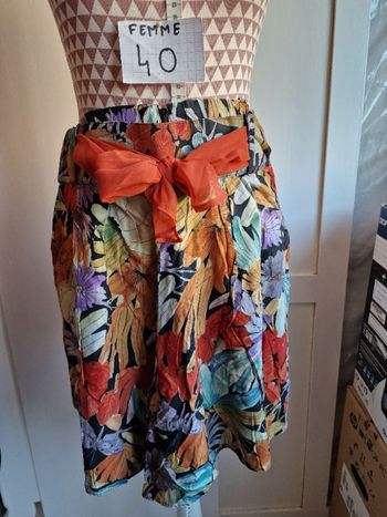 Short, à fleurs multicolore, 2 poches latérales, taille élastique avec fermeture éclair