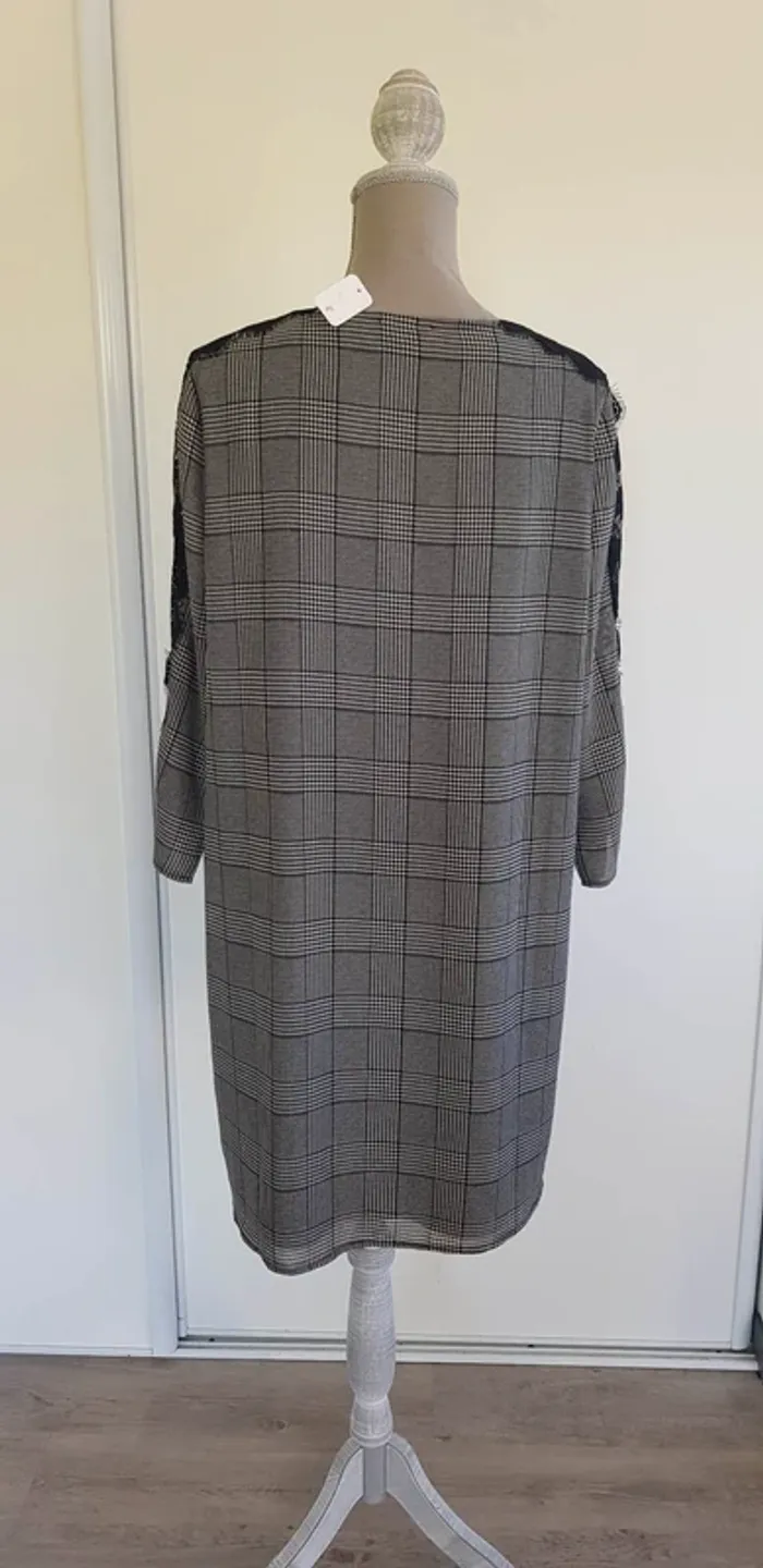 Robe à carreaux avec dentelle sur les manches - photo numéro 4
