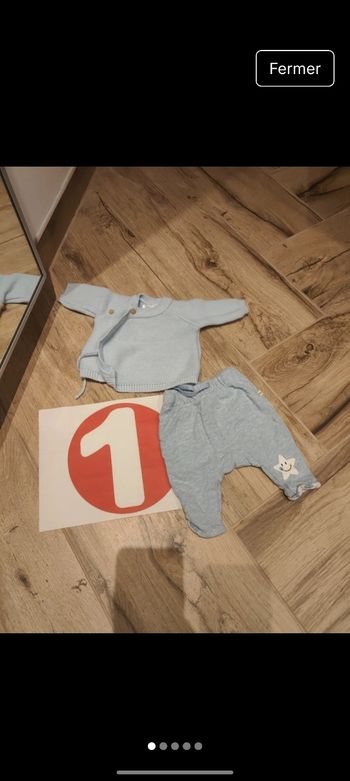 Pantalon bleu doublé idéal maternité 
Pull maille croisé 
Taille 1 mois 
Marque trois kilos sept 
Coloris bleu clair