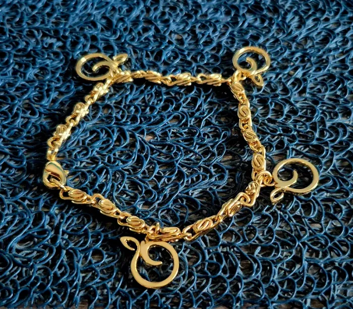 Bracelet de cheville/main doré à motifs de pommes - photo numéro 2