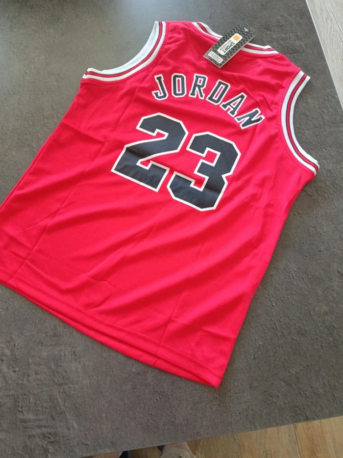 Tenue NBA Chicago Bulls Michael Jordan rouge. T.26 - photo numéro 2
