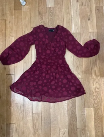 robe rouge cintrée à volant