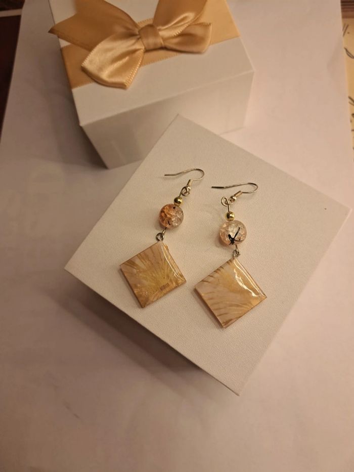 Boucles d'oreilles pendante en résine orange beige et doré - photo numéro 2