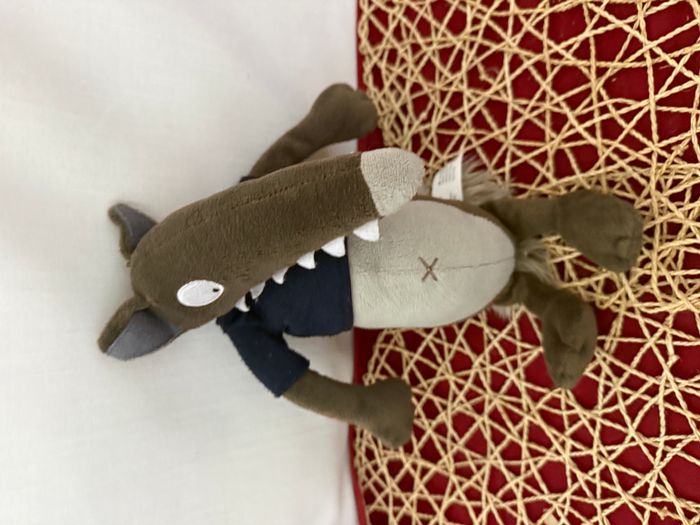 La peluche loup de taille moyenne