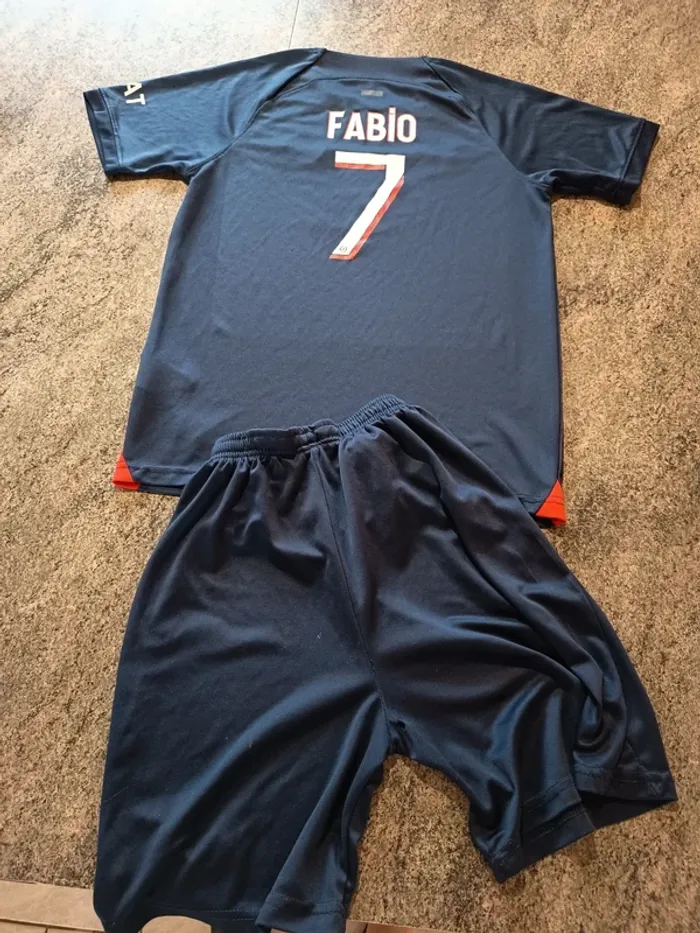 Ensemble enfant maillot + short de foot taille 28 PSG - photo numéro 6