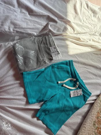 Lot de 2 shorts neufs avec étiquette taille 8 ans
