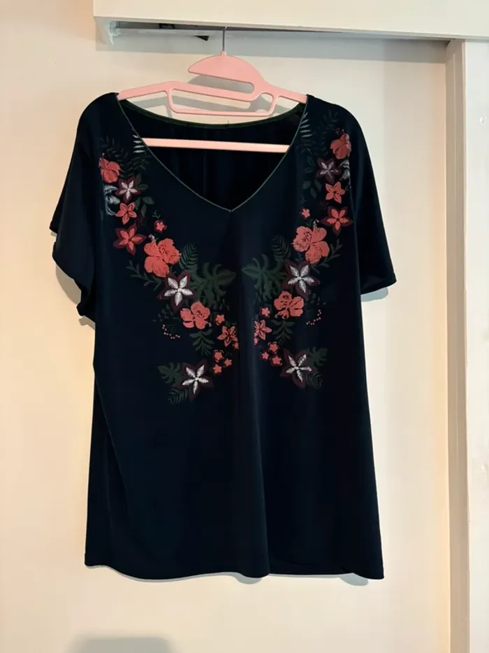 Top bleu marine fleuri col en V – taille 40/38