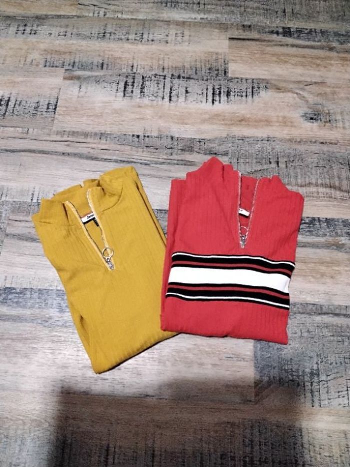 T-shirts jaune et rouge