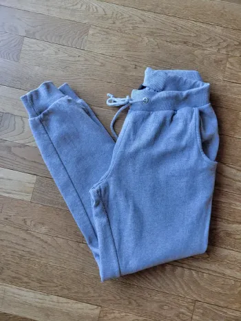 Jogging gris Tessentials – Taille S – Confort & Style