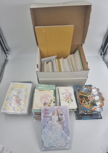 Lot de 167 cartes postales, 242 cartes de vœux et un très grand nombre d’enveloppes