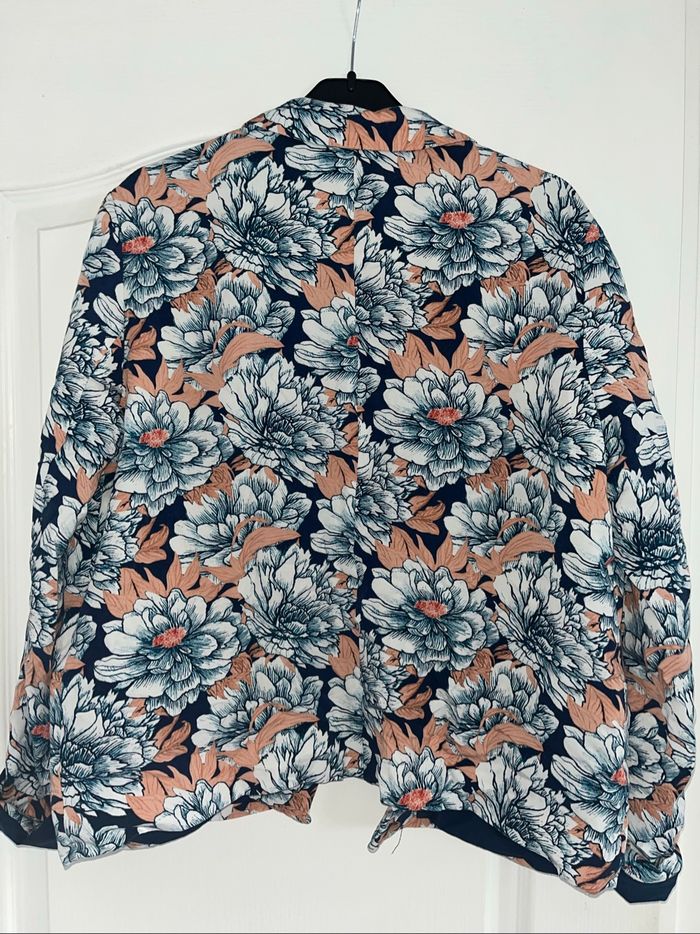 Jolie veste fleurie - photo numéro 2