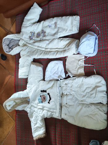 Lot de 5 pièces bébé 2-6 mois 2 combinaisons et 3 bonnets