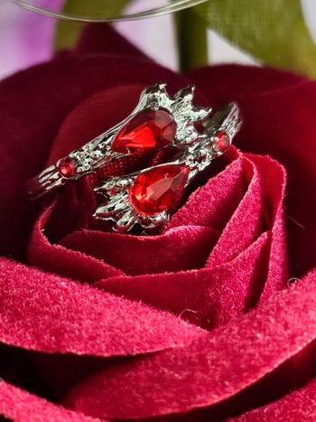 Bague avec ses zirconium rouge en acier inoxydable