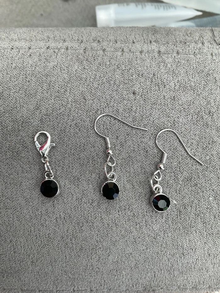 Boucles d’oreilles et breloque noire neuve