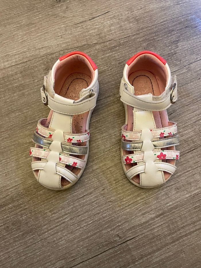 Paire sandalettes pointure 24 - photo numéro 2