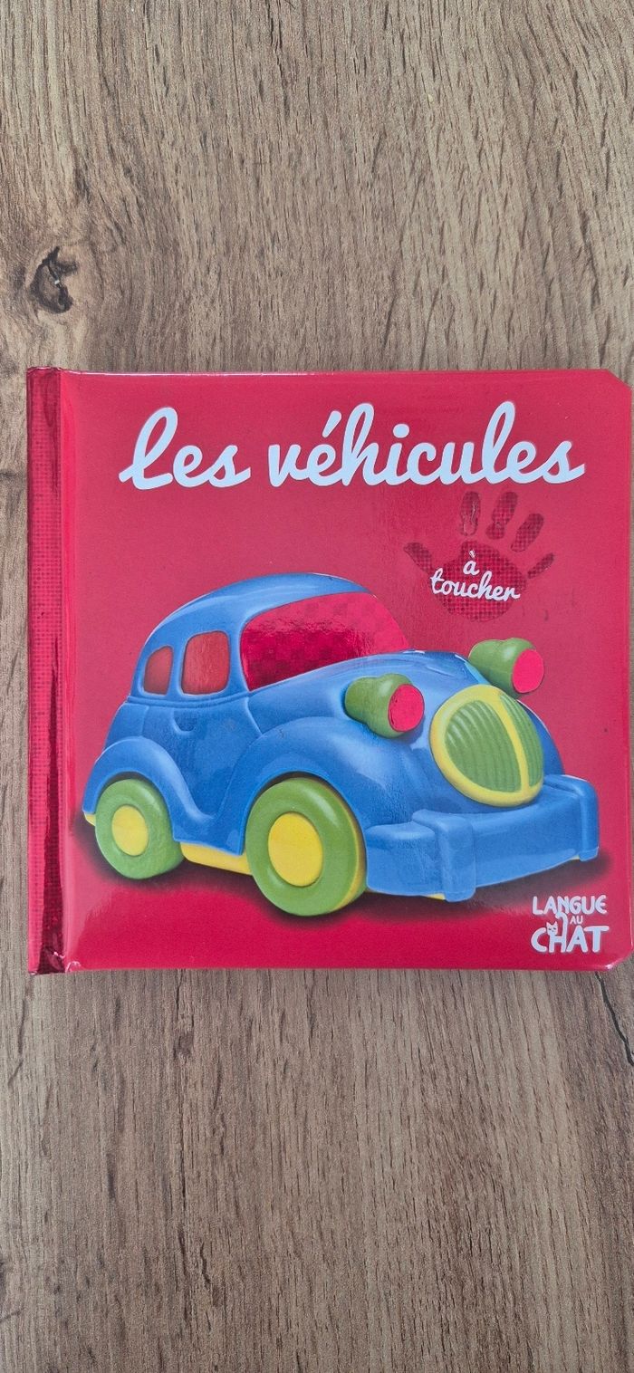 Livre les véhicules rouge