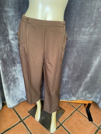 Pantalon classique avec de la broderie sur les poches marron clair taille 4