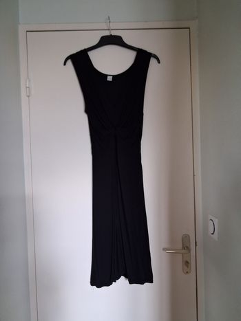 Robe noire cintrée élégante avec ceinture dos 