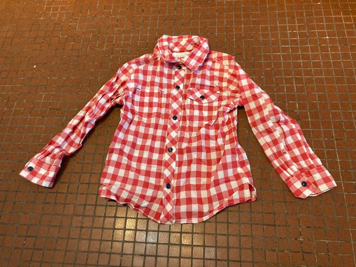 Chemise à carreaux blanc et rouge
