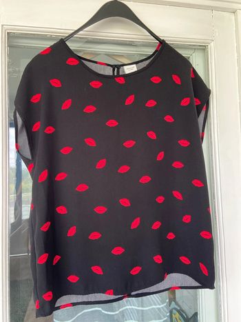 Blouse noire motif bouches rouges