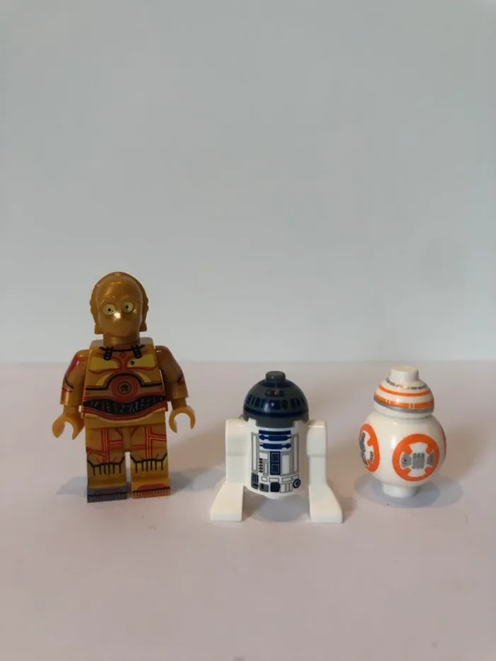Figurine type lego droïdes C3PO, mini R2D2 et Bb-8. Star Wars