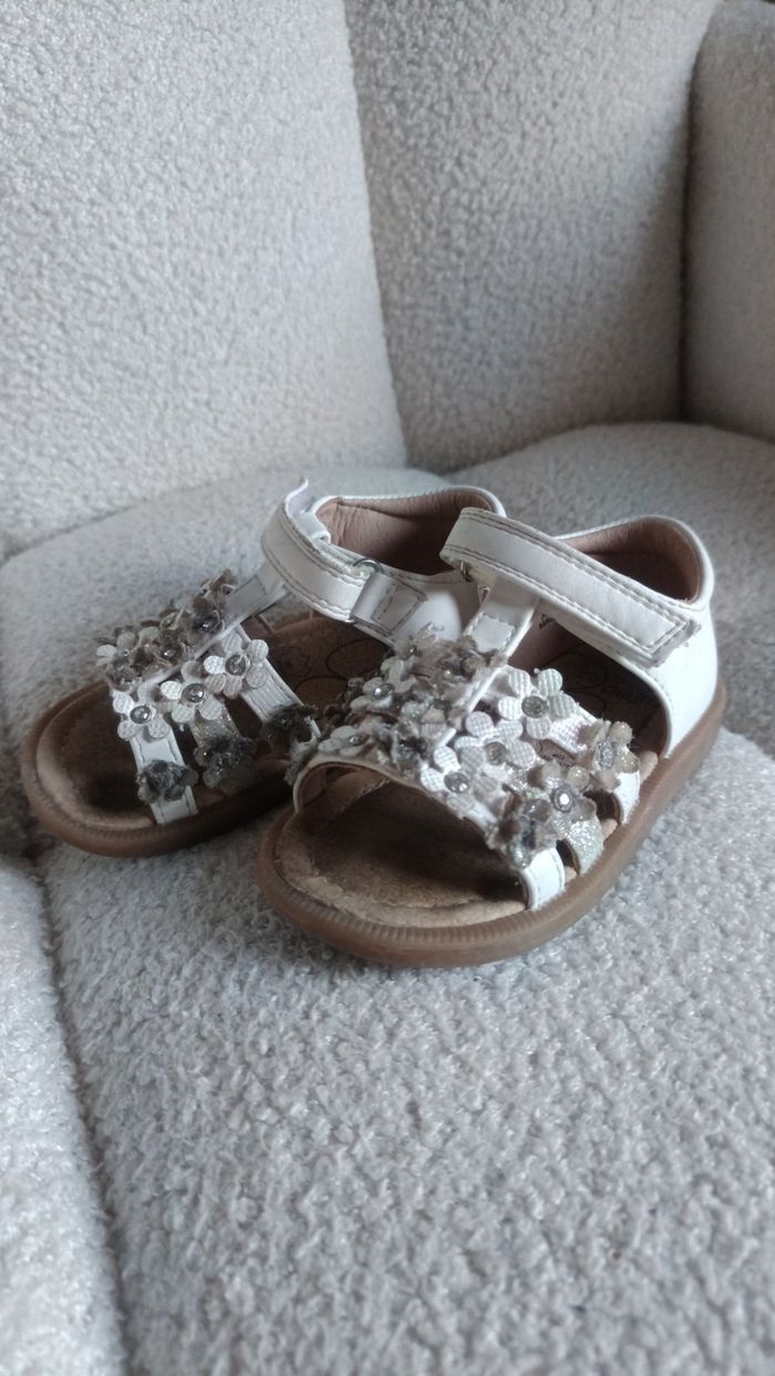 Sandales fille blanche fleurs taille 22 Gemo - photo numéro 4