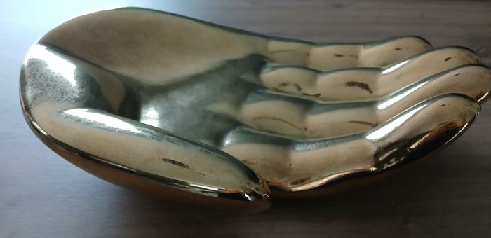 Main géante en faïence mordorée