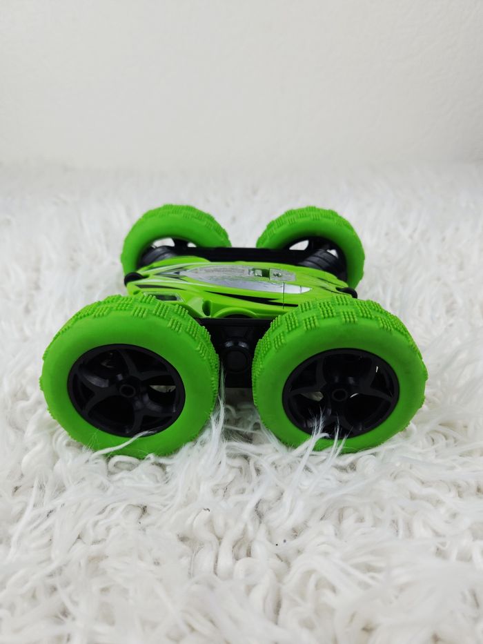 Voiture RC de Cascade 360 ° tournant télécommandé avec lumières led 🎅 - photo numéro 7