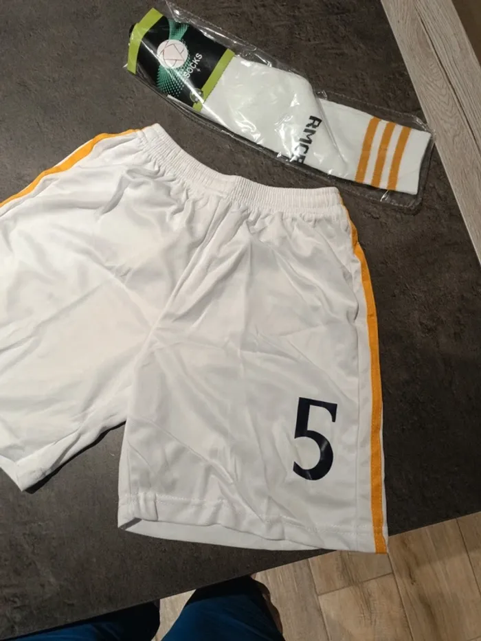 Tenue foot Real Madrid Jude Bellingham blanc. T.26 - photo numéro 3