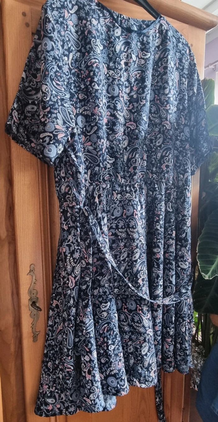 Robe courte 2xl 50 52 bleu a motif neuve jamais portée sans étiquette - photo numéro 2