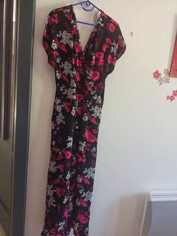 Combi pantalon noire à fleurs roses