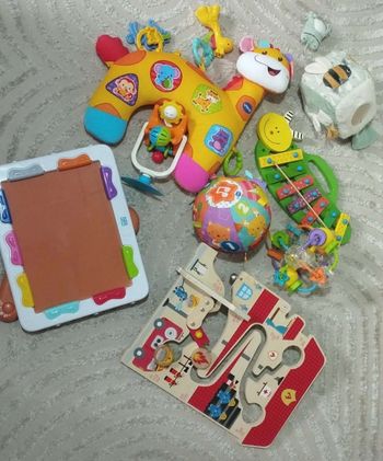 Lot de jouets bébé