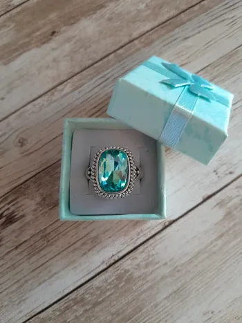 Bague style Vintage, ciselée pierre bleue claire (imitation aigue marine), taille 60