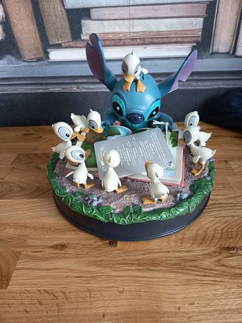 Grande figurine de collection Stitch et les canards neuve