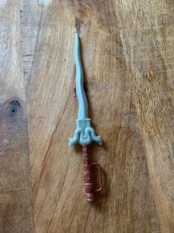 Jouet épée miniature tenue main possible par poupée