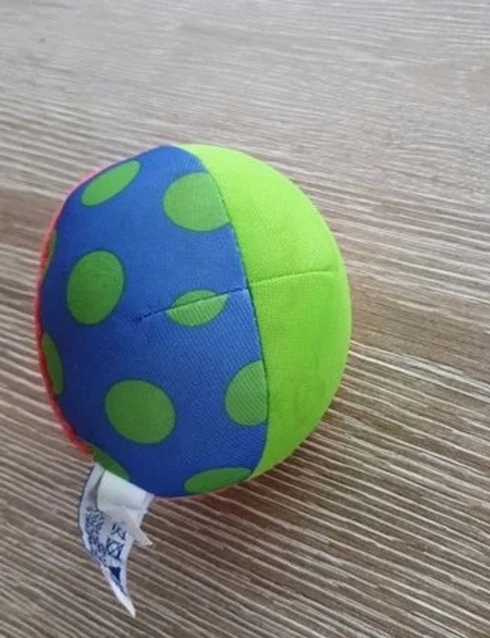 Petite balle en mousse avec grelots - photo numéro 4