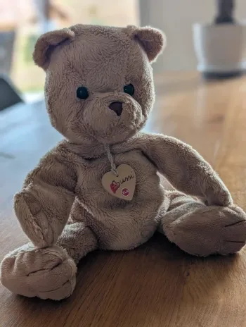 Peluche ours TRUDI Bussi marron médaillon coeur en bois 30 cm
