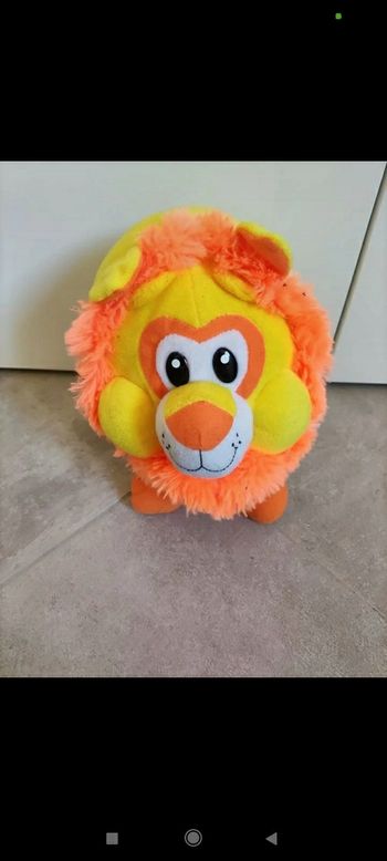 Peluche boule lion