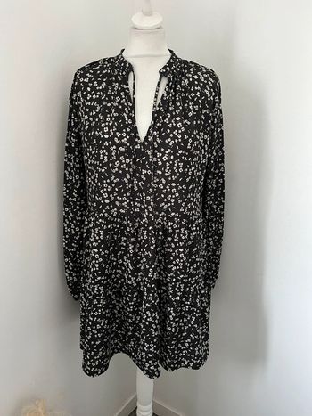 Robe noire à fleurs pull and bear L