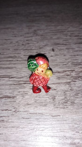 broche pin's petite fille avec glace vintage