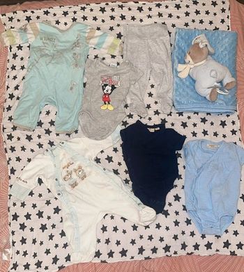 Lot de vêtements et accessoires