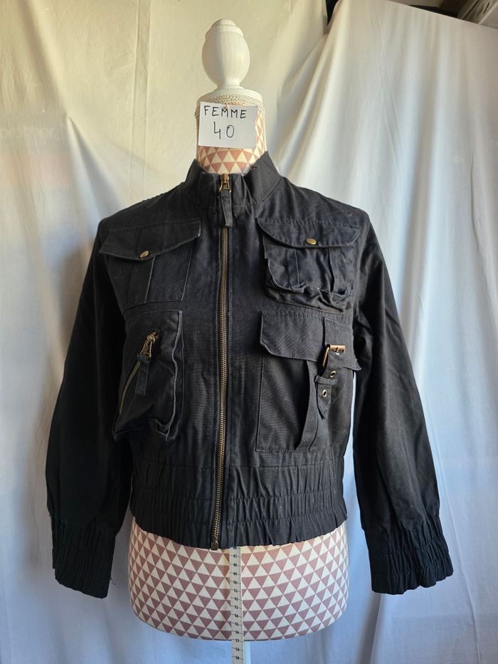 Veste noir, courte crop top, façon jean, multipoches, taille et bas de manche élastique, fermeture zip,en excellent état, largeur d'épaule 40cm, largeur sous bras 53cm, longueur 45cm, marque Kiabi =5€